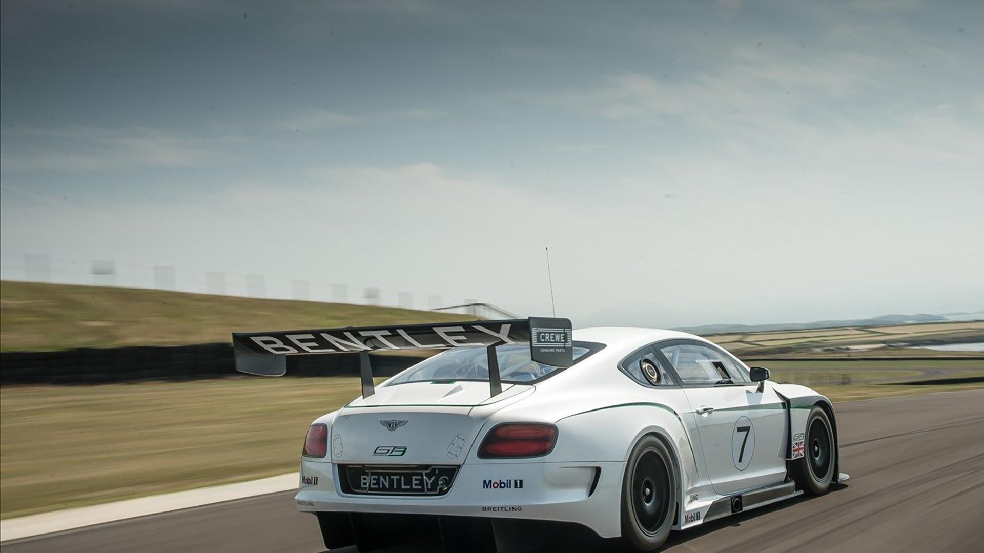 校园足球技能展示日活动引发学生广泛关注与参与,足球技能展示展示什么好